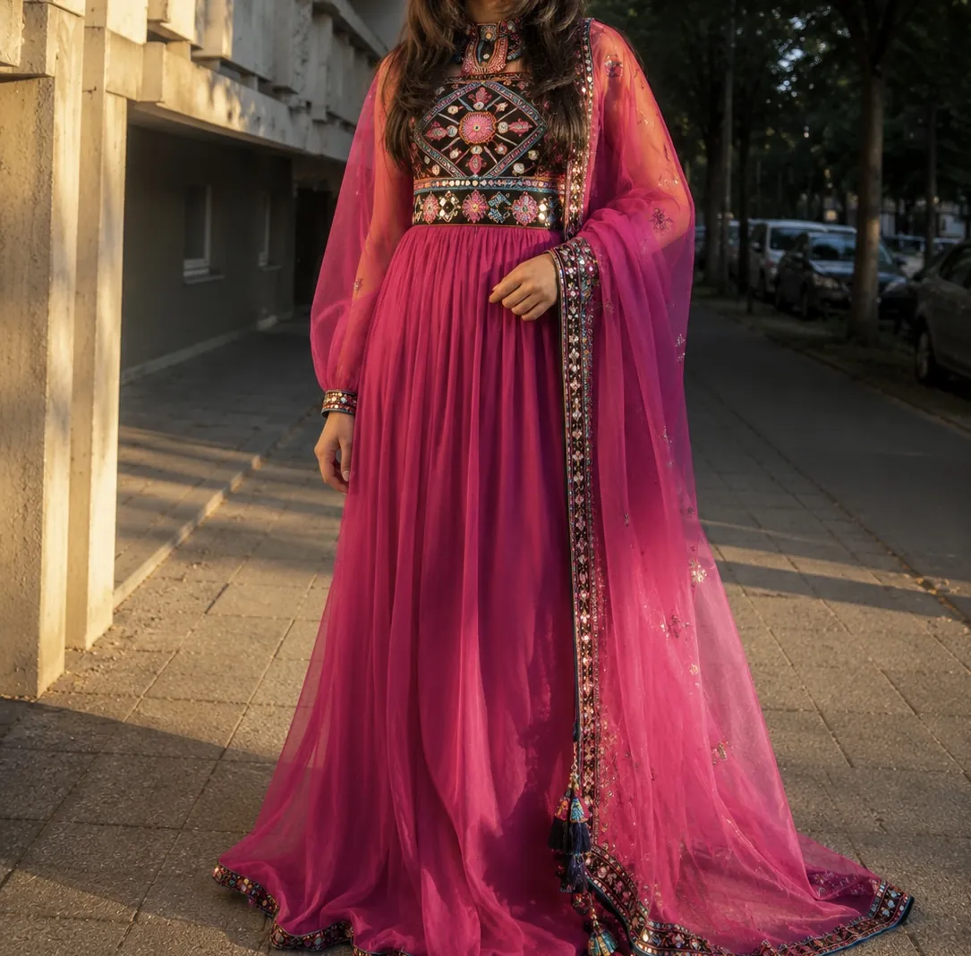 Fuchsia Heritage – bodenlanges Festkleid in Fuchsia mit besticktem Oberteil